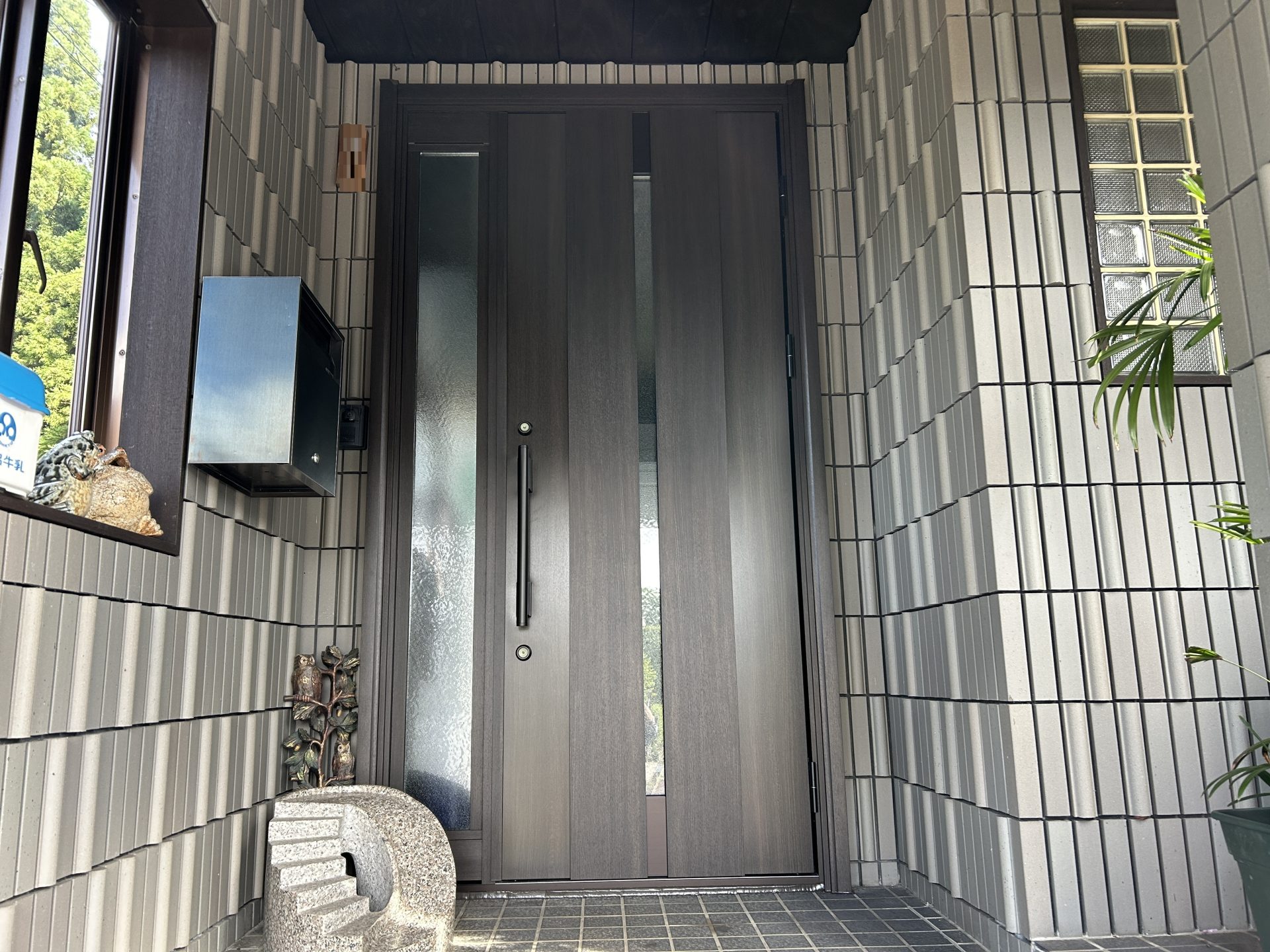 【小千谷市の施工実例】YKKAPドアリモ　外壁タイルと調和した玄関ドアリフォームの施工事例