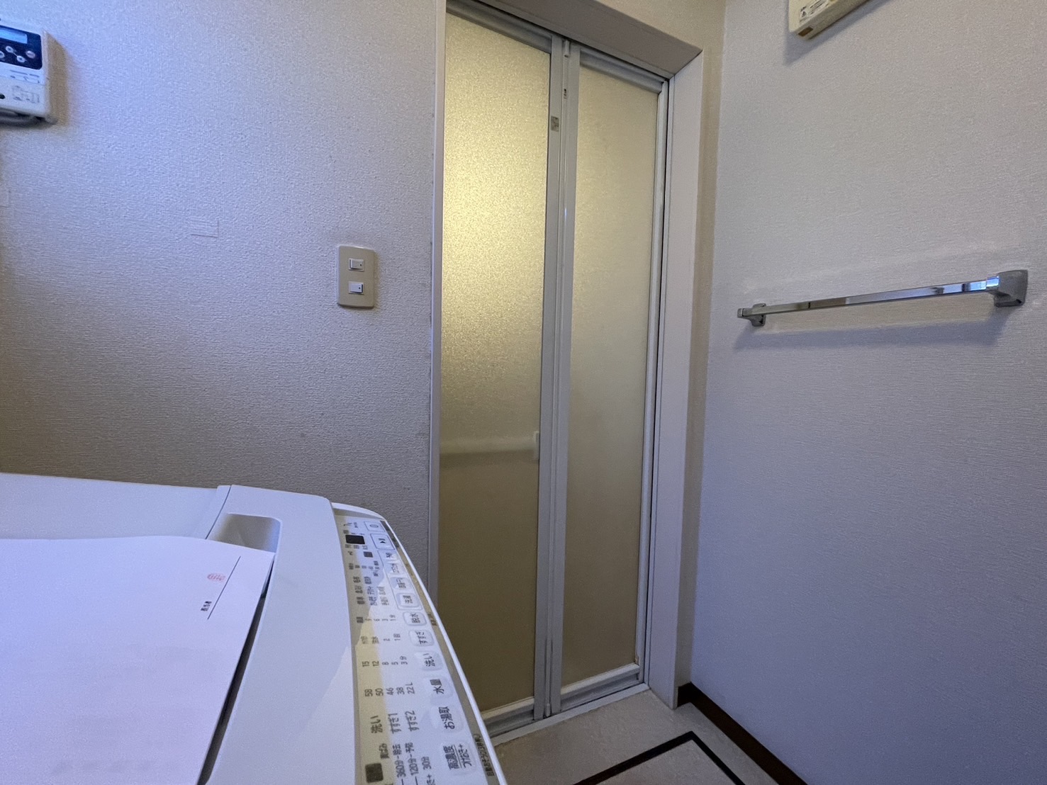 【柏崎市の施工実例】YKKAPドアリモ　壊れてしまった浴室戸の交換の施工事例