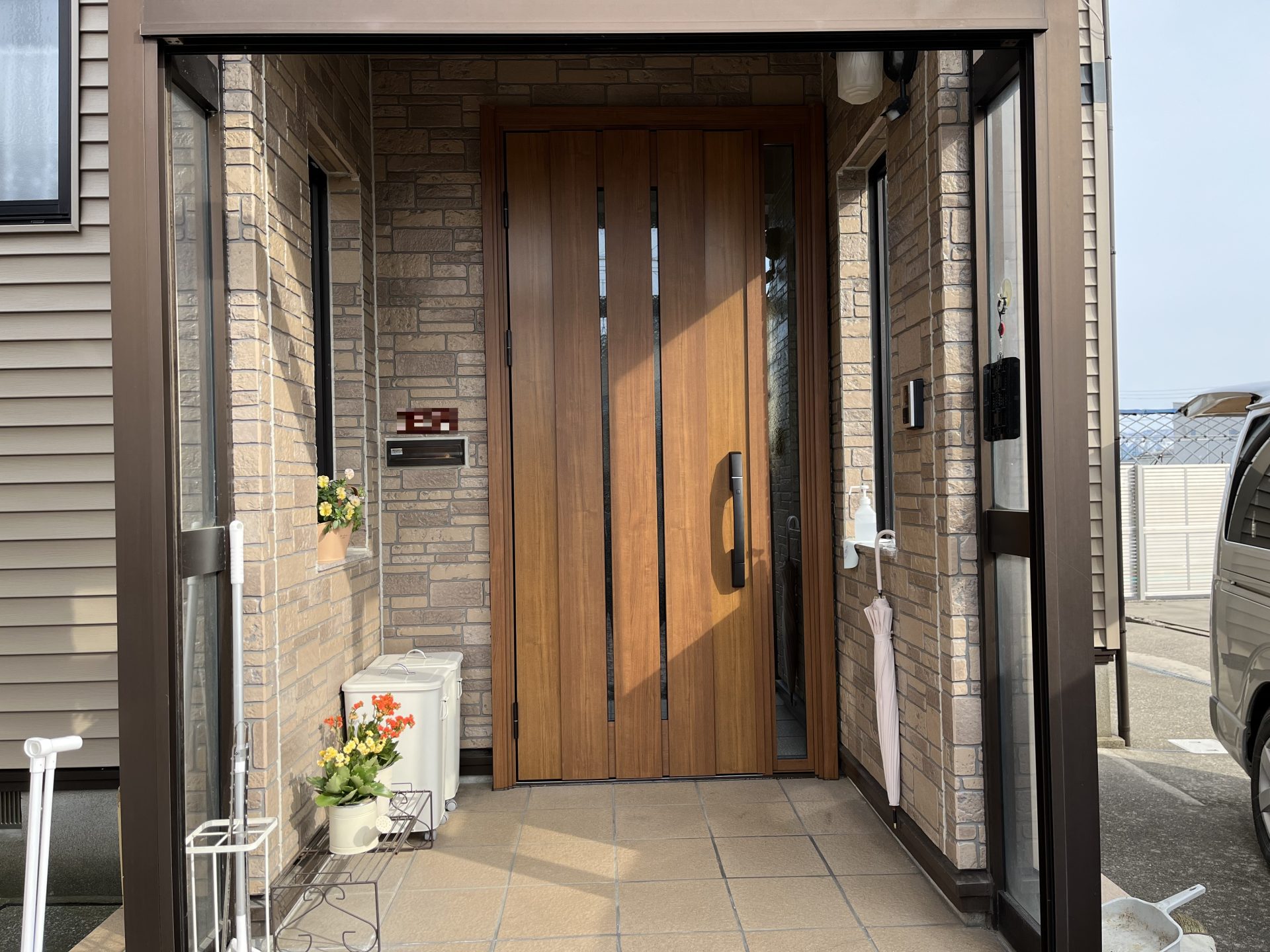 【柏崎市の施工実例】YKKAPドアリモ　お家の雰囲気が変わる玄関ドアのリフォームの施工事例