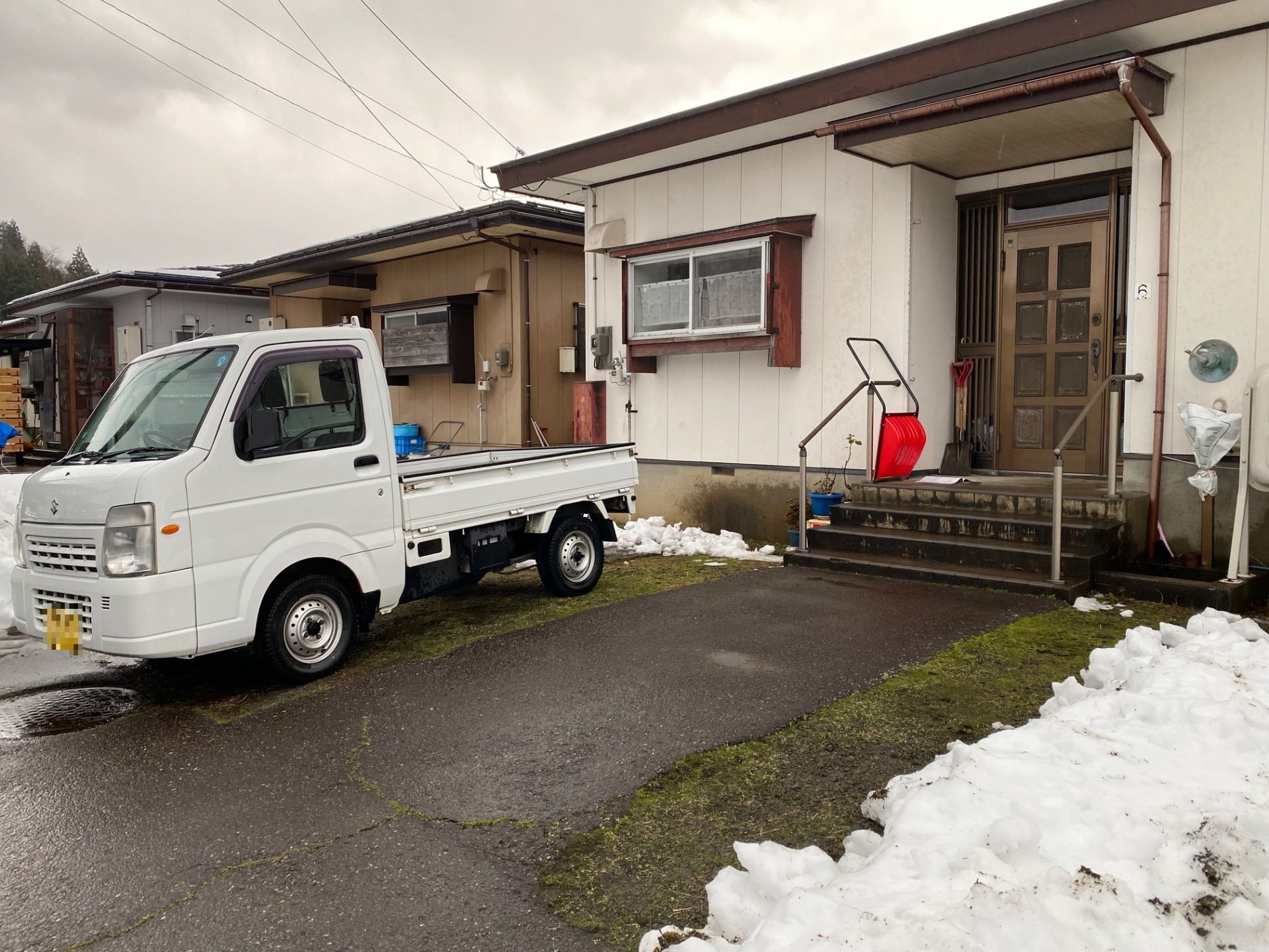 【上越市の施工実例】三協アルミ G1-R　カーポートの設置で雨雪にぬれずに玄関への施工事例