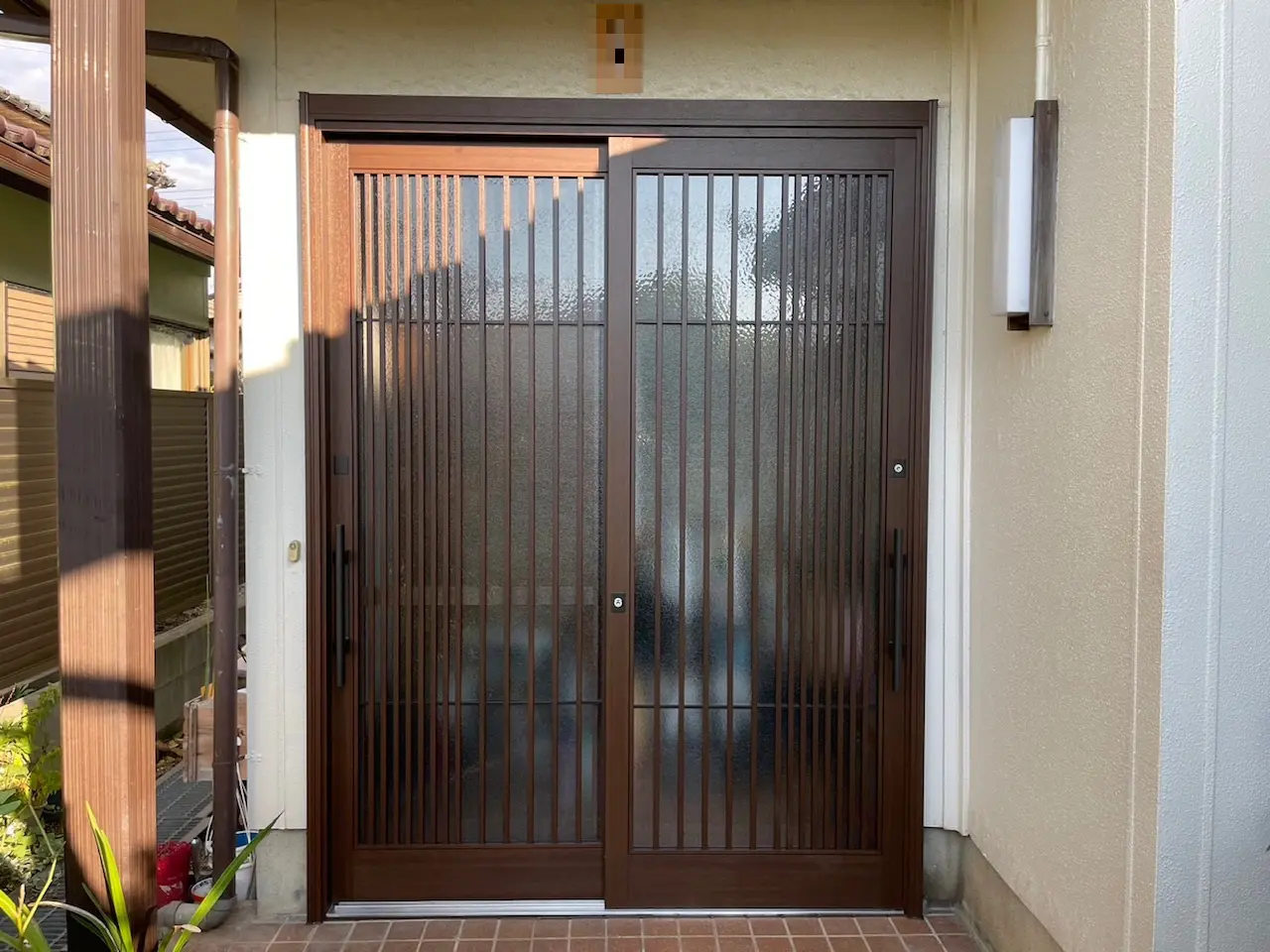 新潟市の施工実例】錆びで膨らんだレールを解決する玄関引戸リフォーム