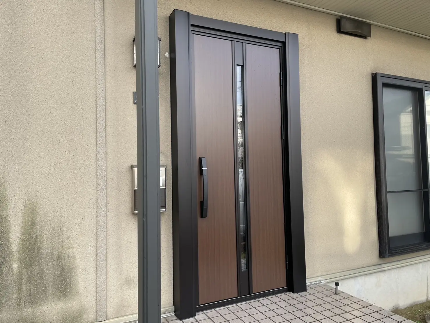 玄関まで、東京 33万円の工事に 東京都の補助金が 10万円出た事例です【YKKAP