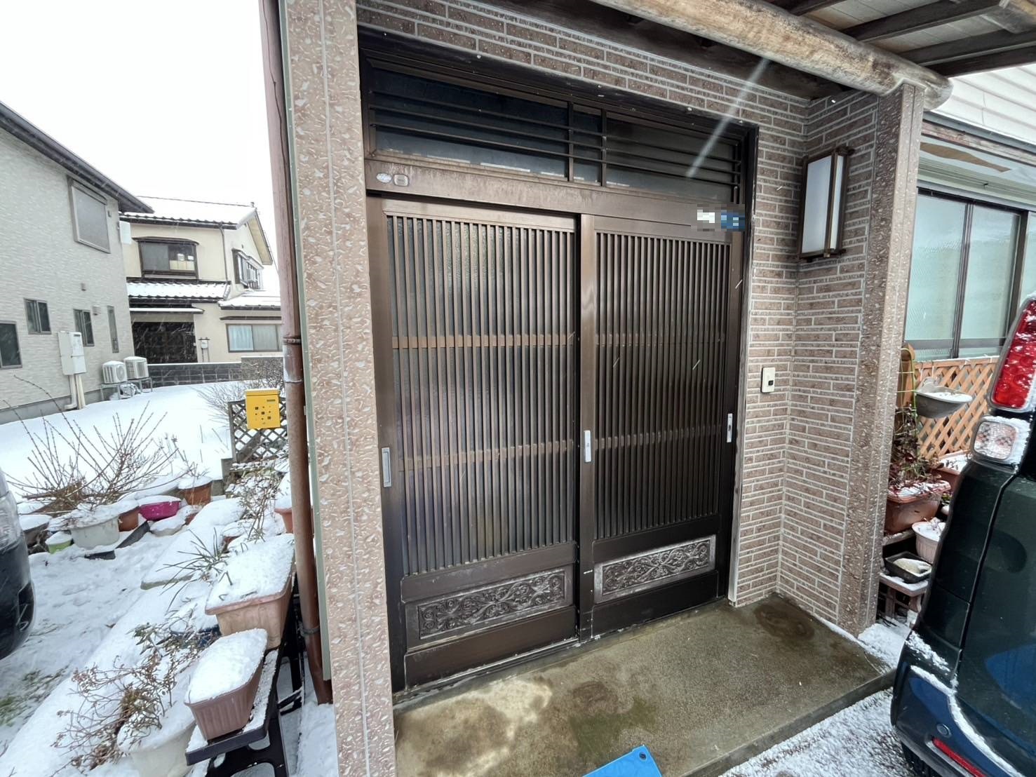 【柏崎市】古くなって動きが悪くなった玄関引戸の交換 YKKAPドアリモ C17の施工事例