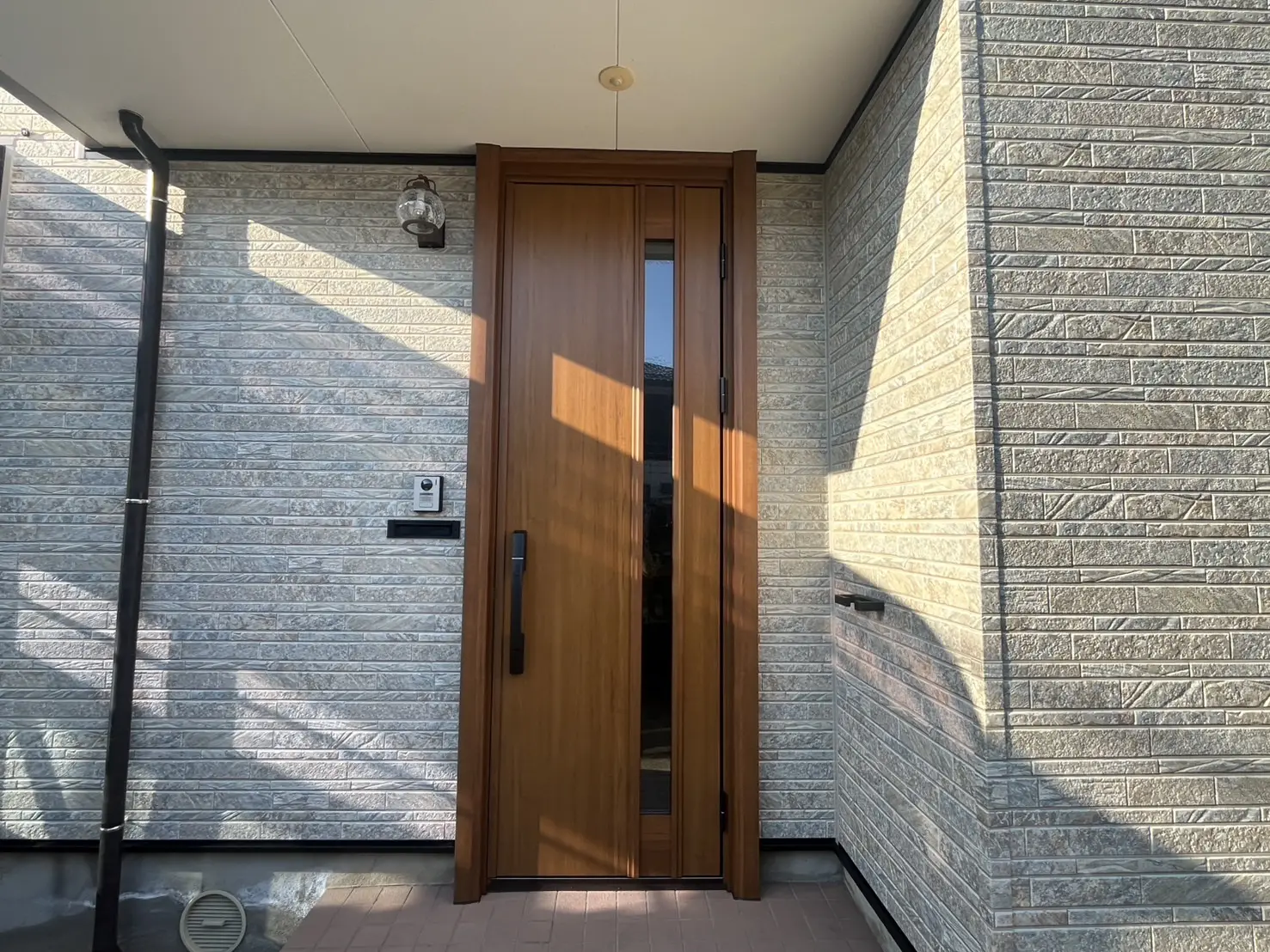 上越市】外壁を張り替えたら玄関ドアの交換も！YKKAPドアリモ C07ハイ