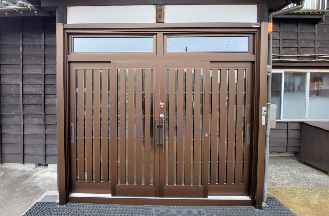 【長岡市】　伝統的な4枚建引戸のリフォーム　YKKAPドアリモ　A14の施工事例