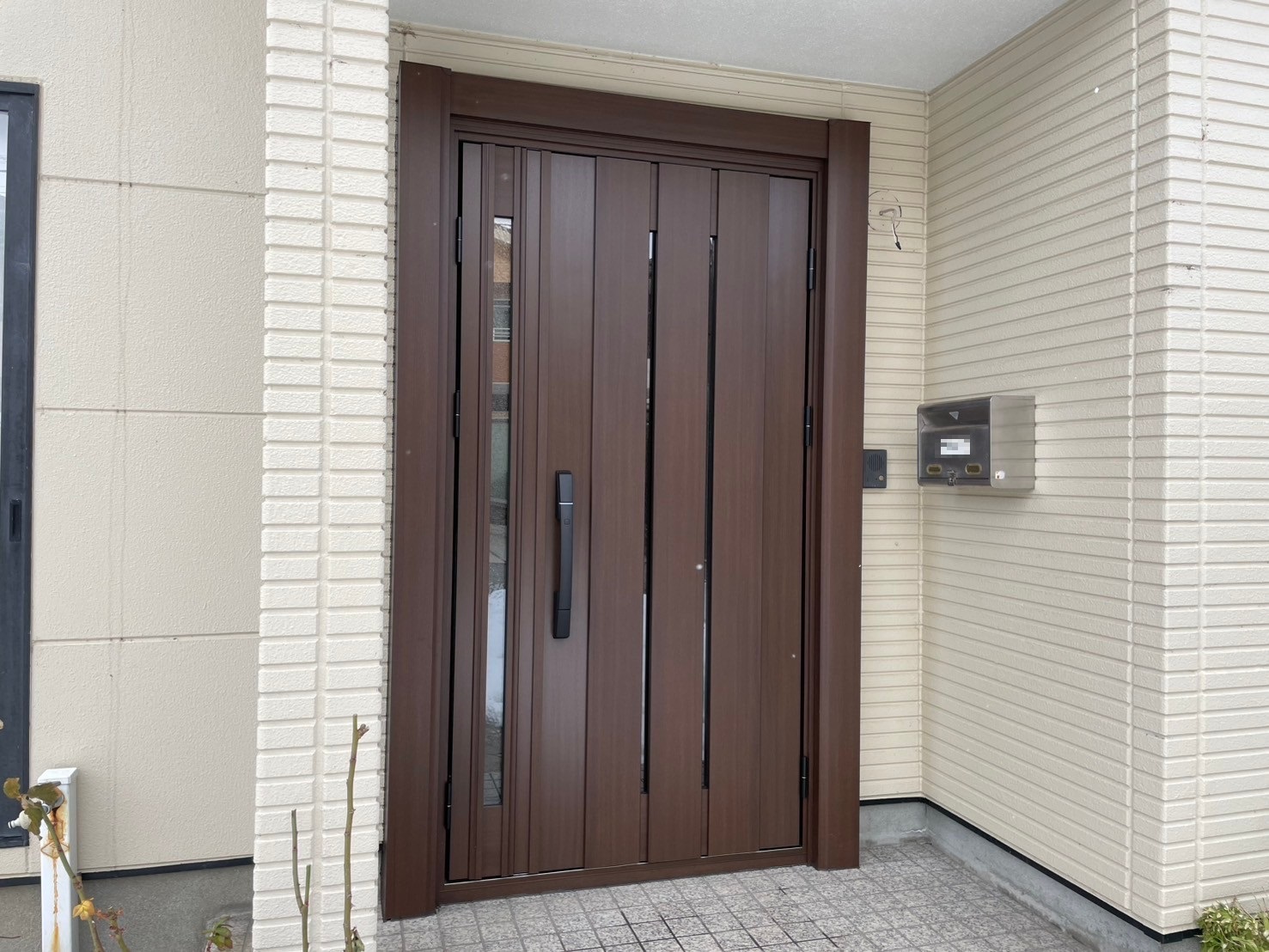 【新潟市】色落ちや白錆が気になる玄関ドアの交換　YKKAPドアリモ　N10の施工事例