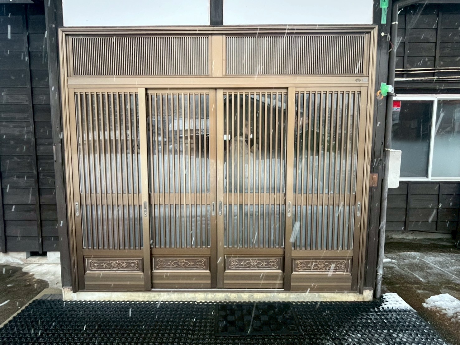 【長岡市】 伝統的な4枚建引戸のリフォーム YKKAPドアリモ A14の施工事例