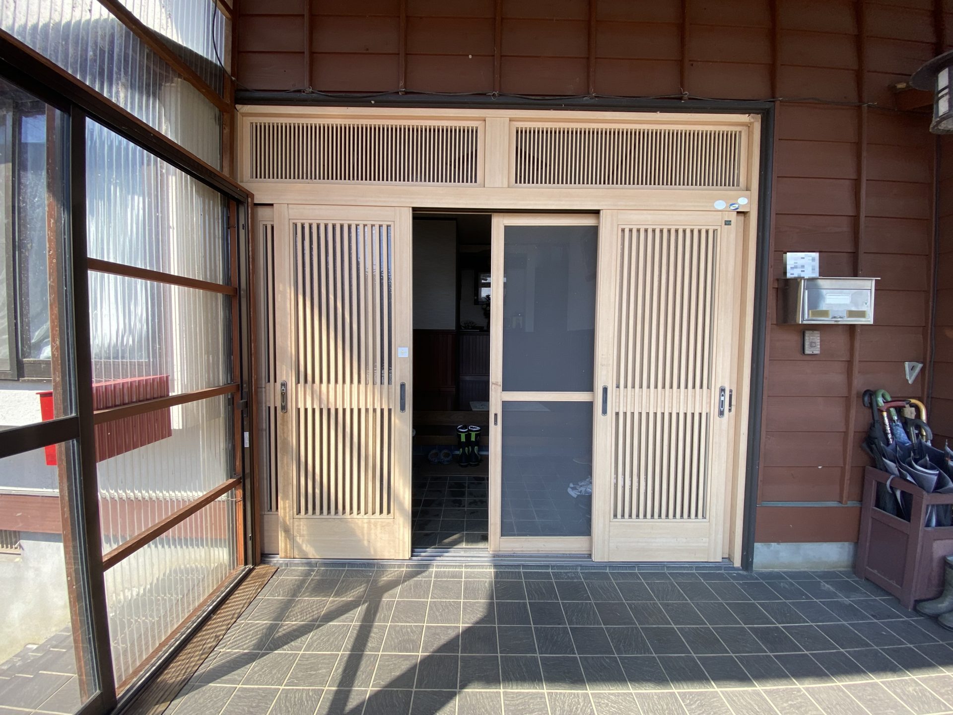 【上越市】ランマ付4枚建玄関引戸のカバー工法リフォーム A02の施工事例