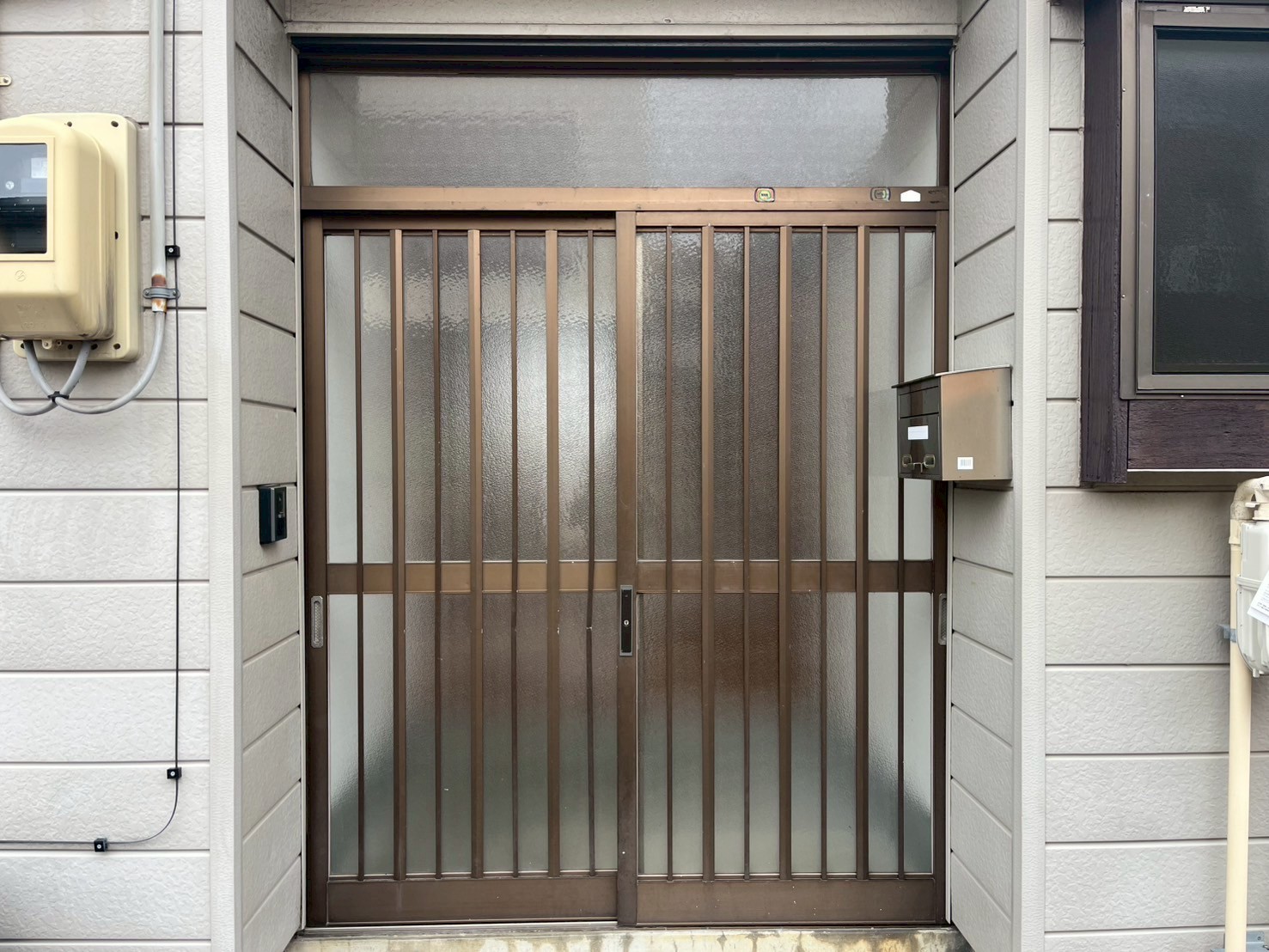 【長岡市】引戸からドアに1DAYリフォーム！　YKKAPドアリモF03の施工事例