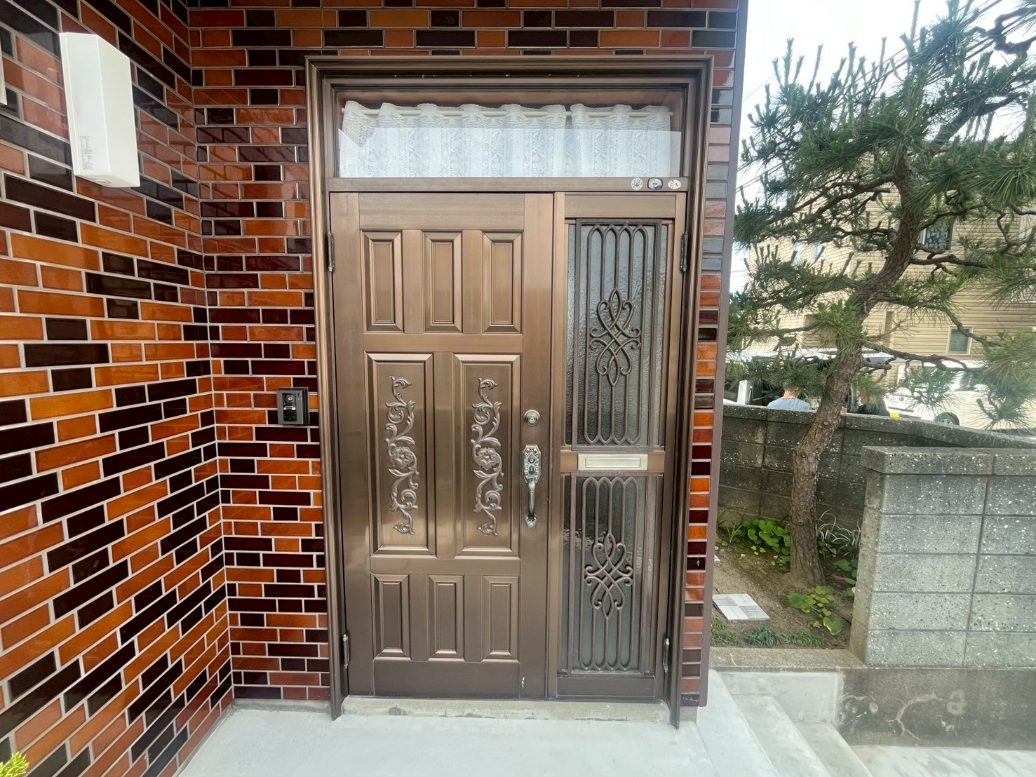 【新潟市】片袖格子付き仕様の玄関ドアリフォーム　YKKAPドアリモC07の施工事例