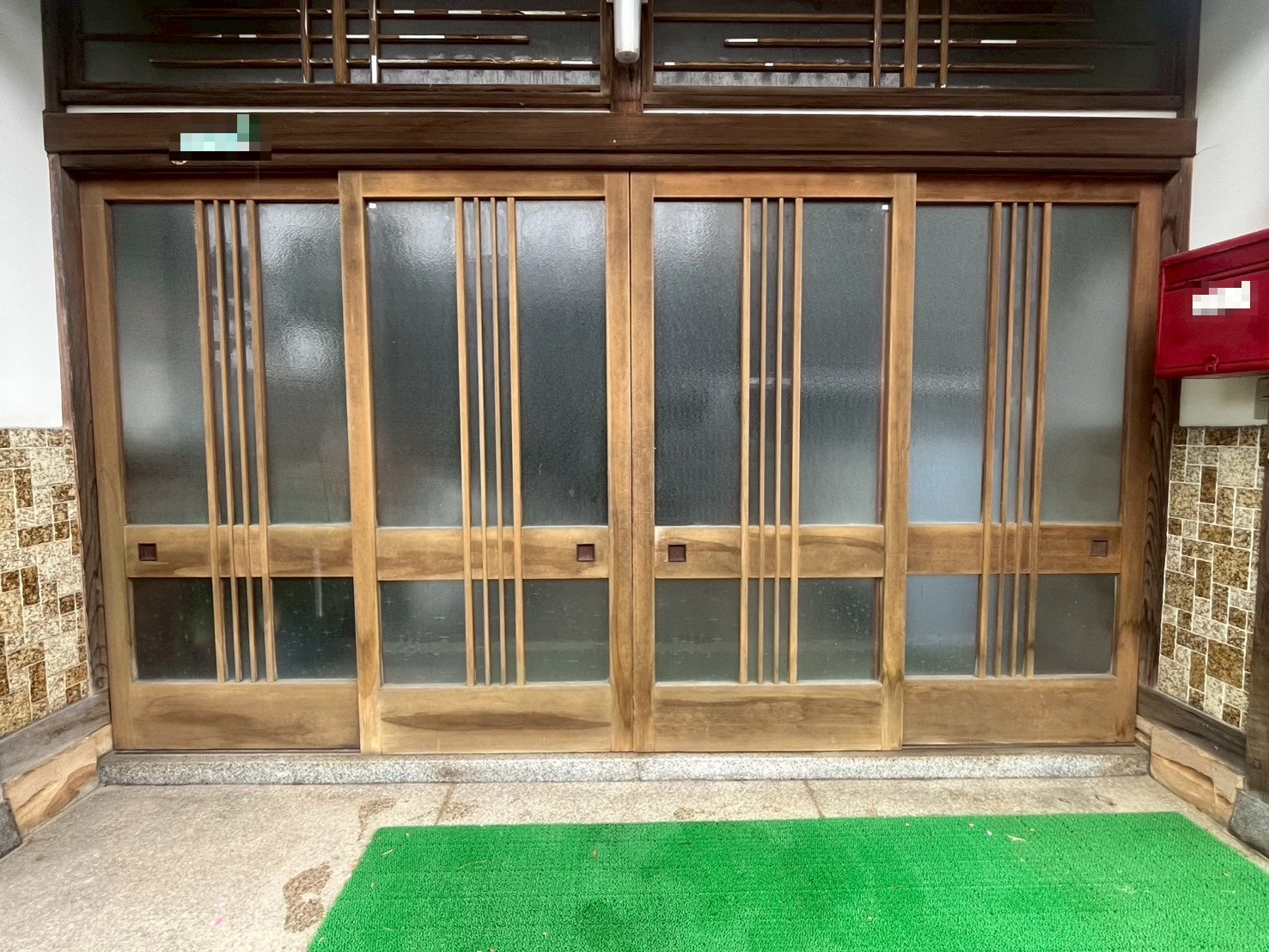 【燕市】4枚建木製玄関引戸のハツリ工事を入れたカバー工法 YKKAPドアリモ A14の施工事例