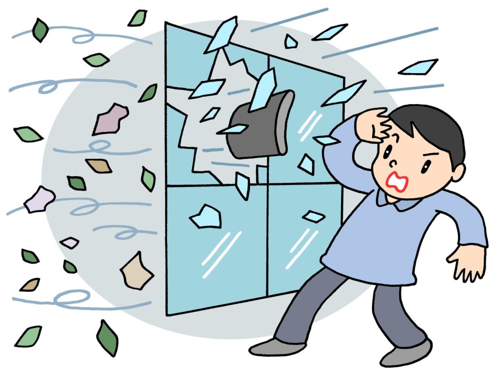 台風時に飛来物で破壊される窓