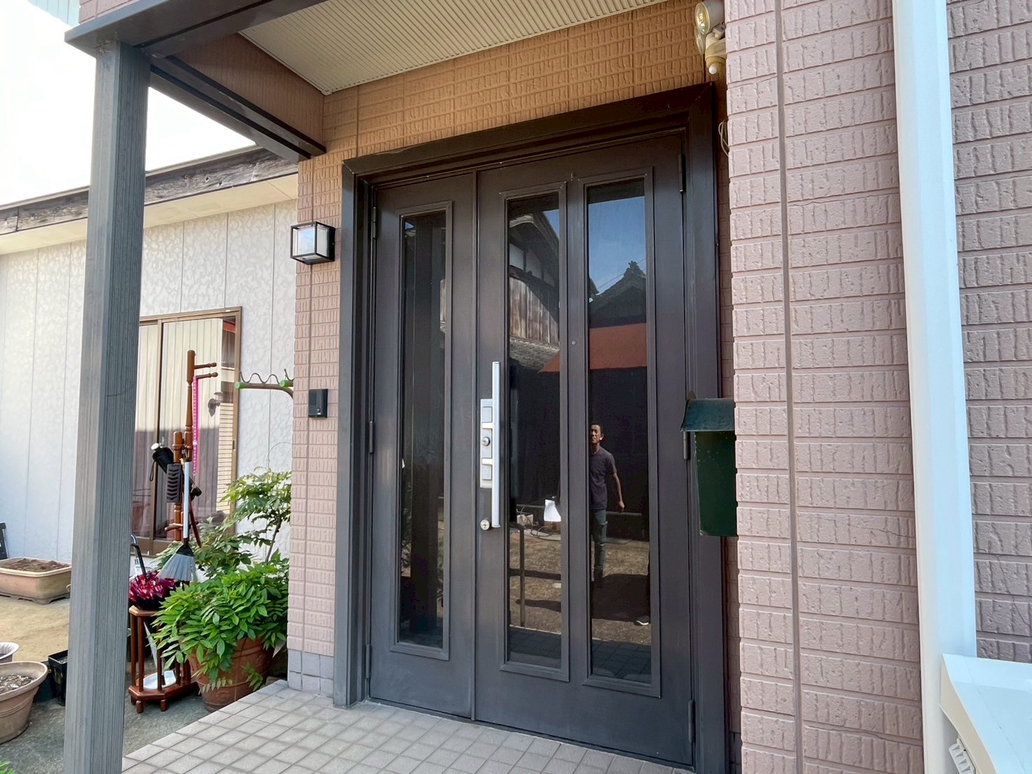 【燕市】大きな既存玄関枠でも大丈夫！カバー工法の玄関ドアリフォーム　YKKAPドアリモ　C04Tの施工事例