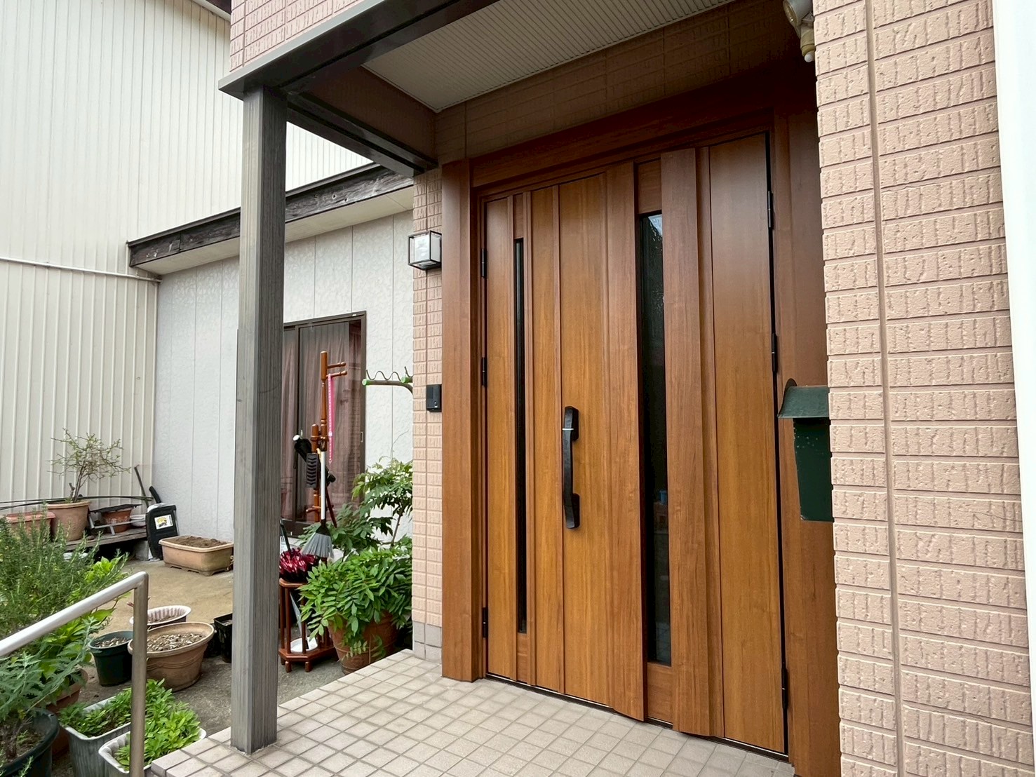 【燕市】大きな既存玄関枠でも大丈夫！カバー工法の玄関ドアリフォーム　YKKAPドアリモ　C04Tの施工事例