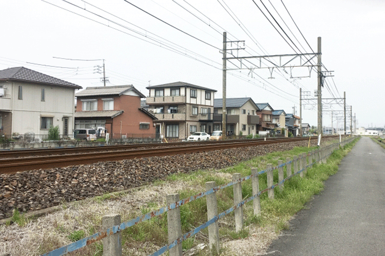 電車の走行音に悩まされる線路沿いの住宅