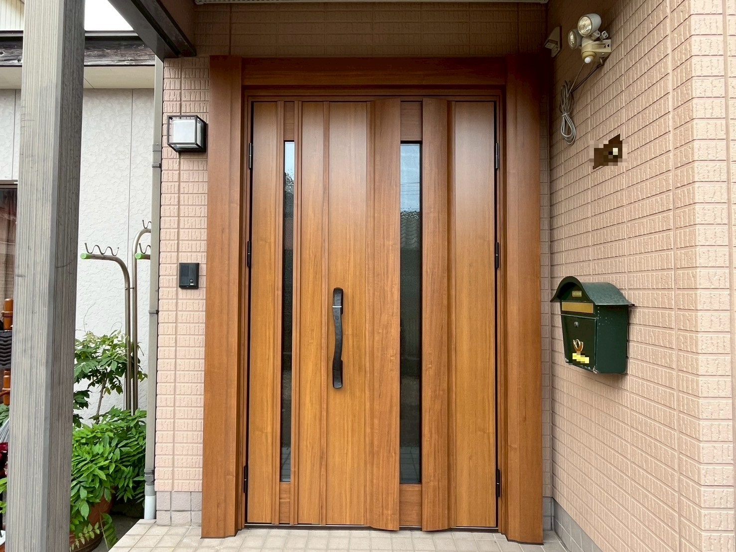 【燕市】大きな既存玄関枠でも大丈夫！カバー工法の玄関ドアリフォーム　YKKAPドアリモ　C04Tの施工事例