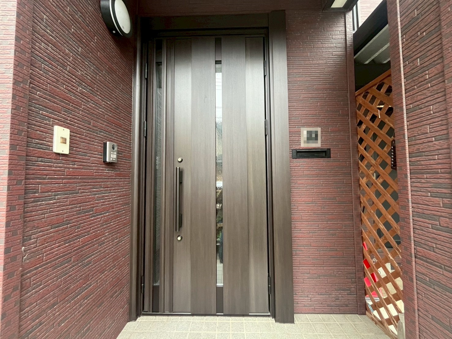【新潟市】外壁リフォーム後の玄関ドアの交換　YKKAPドアリモ　C08の施工事例
