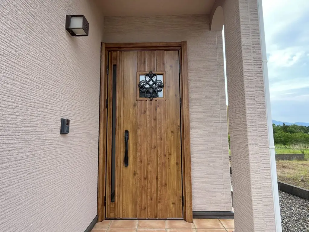 上越市】外観の悩みは、玄関一式の交換がオススメ！ YKKAPドアリモ N12