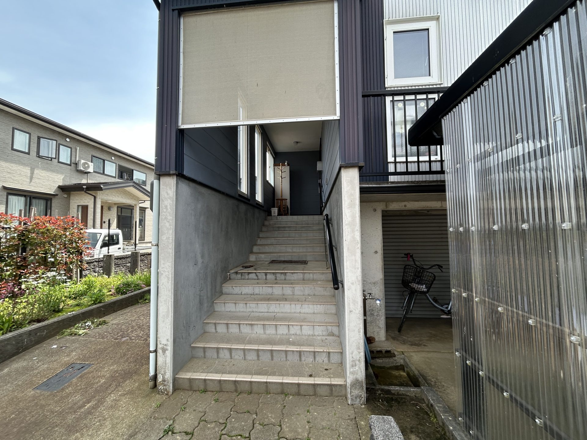 【長岡市】防鳥・黄砂の対策にも!風除室設置 YKKAPセフターの施工事例