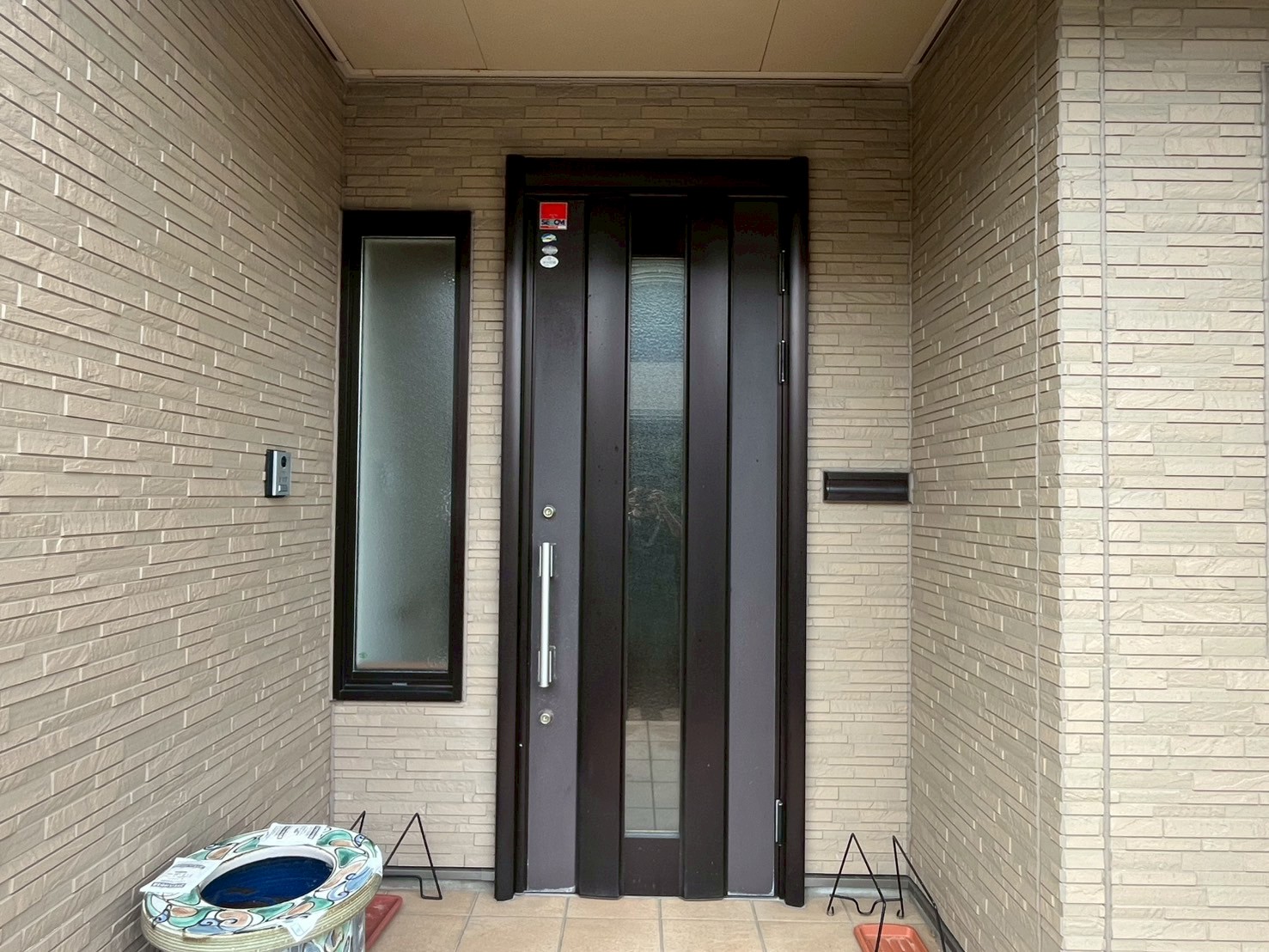 【見附市】 白さびで劣化した玄関ドアを一新! YKKAPドアリモ C09の施工事例