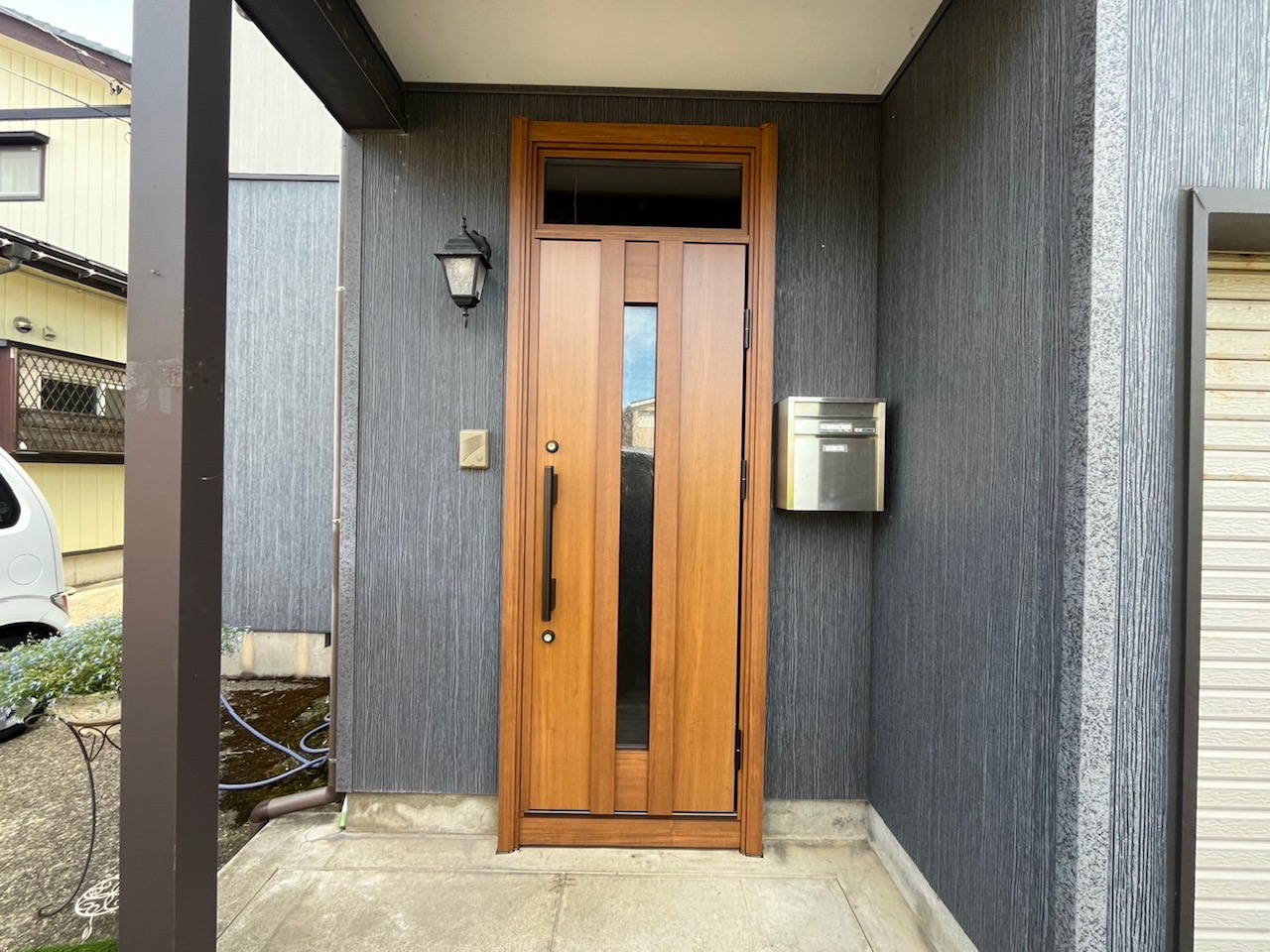 【長岡市】　ランマのある玄関で、昼間も明るく快適に　YKKAPドアリモC07　の施工事例