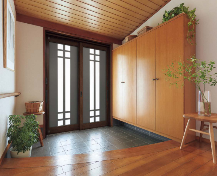 断熱性のある引き戸が寒さを抑える玄関の内部