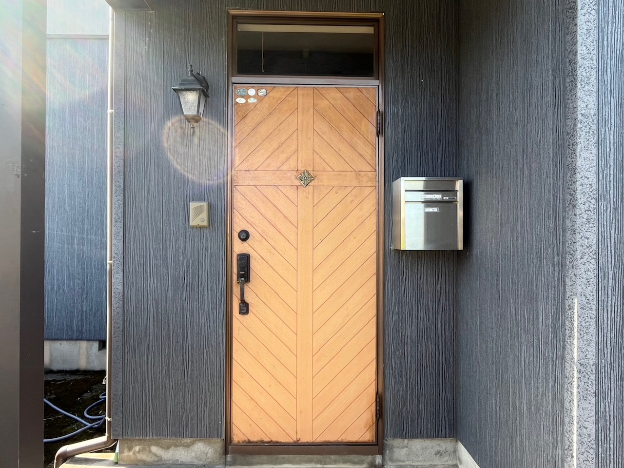 【長岡市】　ランマのある玄関で、昼間も明るく快適に　YKKAPドアリモC07　の施工事例