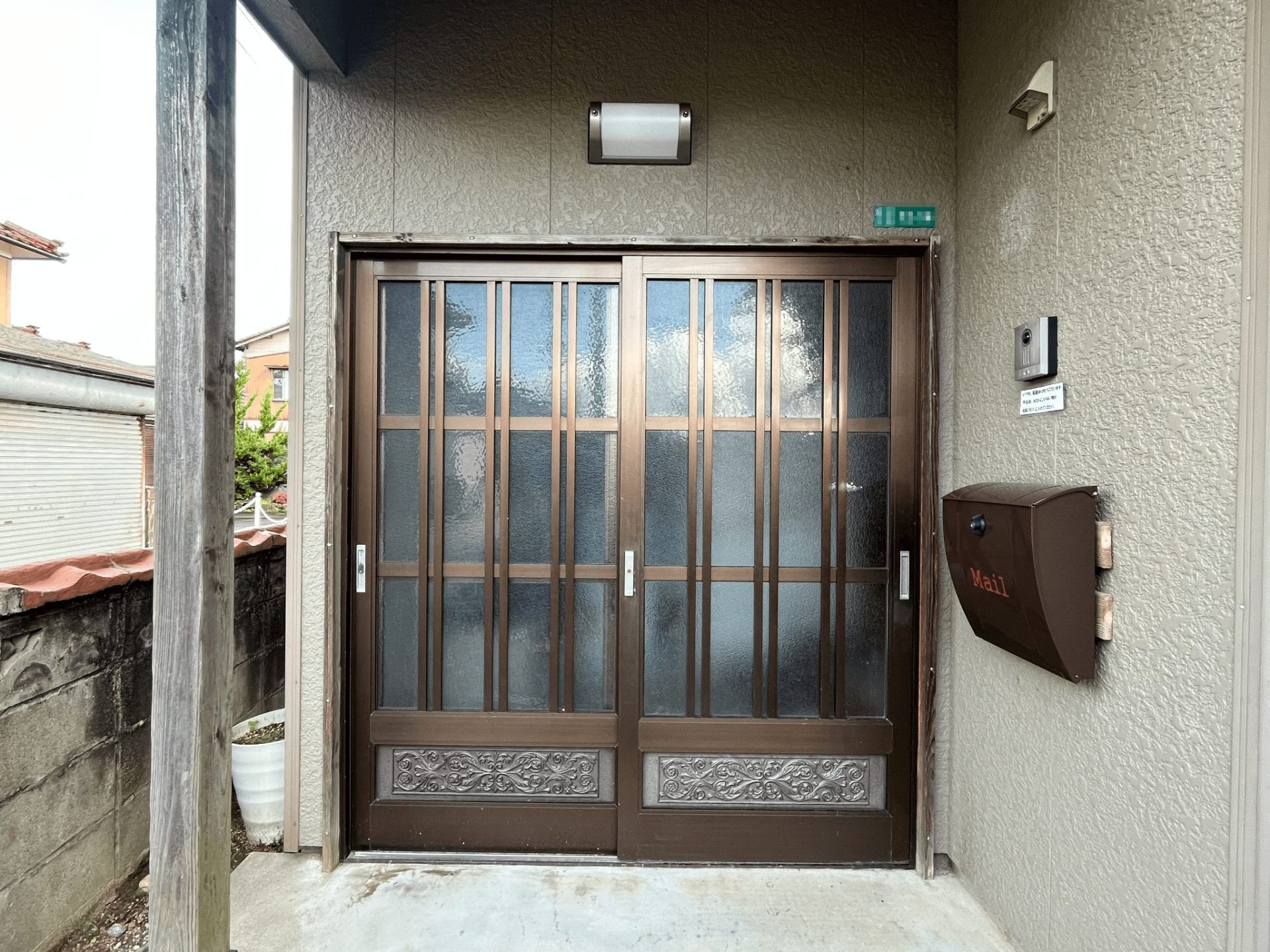 【村上市】寒い冬でもラクに開け閉め!船底引手からバーハンドルへ交換した玄関引戸 YKKAPドアリモB03 の施工事例