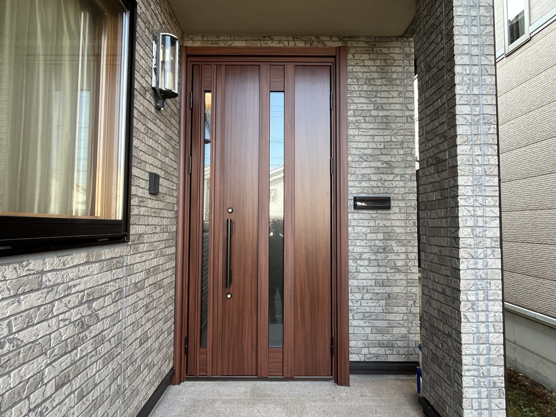 【長岡市】色あせた玄関を明るく一新！　YKKAPドアリモC07　の施工事例