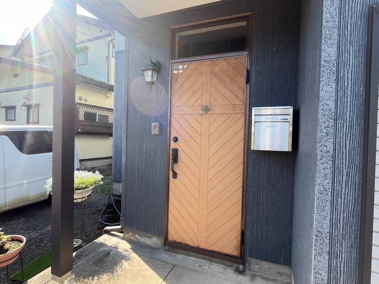 【長岡市】　ランマのある玄関で、昼間も明るく快適に　YKKAPドアリモC07　の施工事例