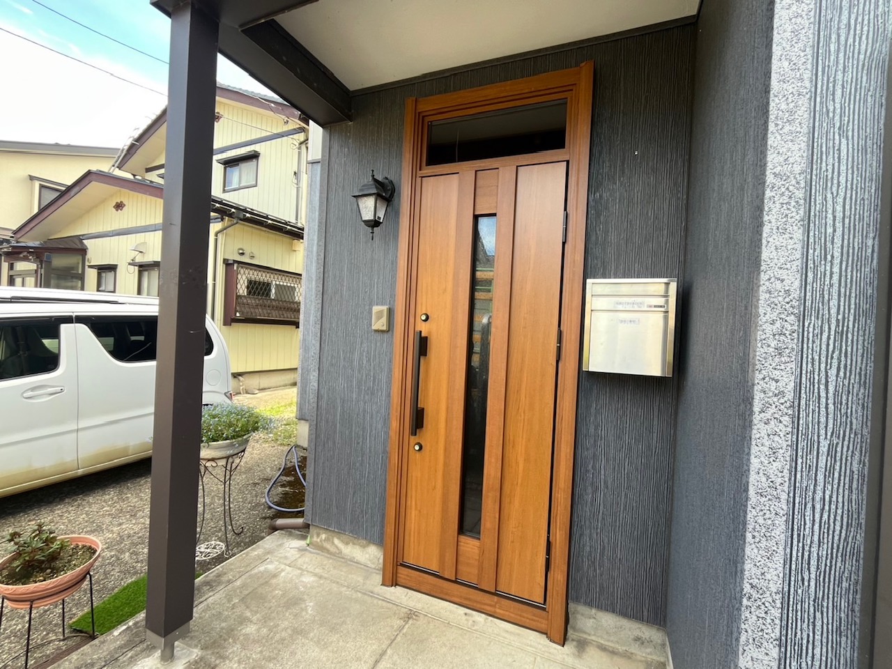 【長岡市】　ランマのある玄関で、昼間も明るく快適に　YKKAPドアリモC07　の施工事例