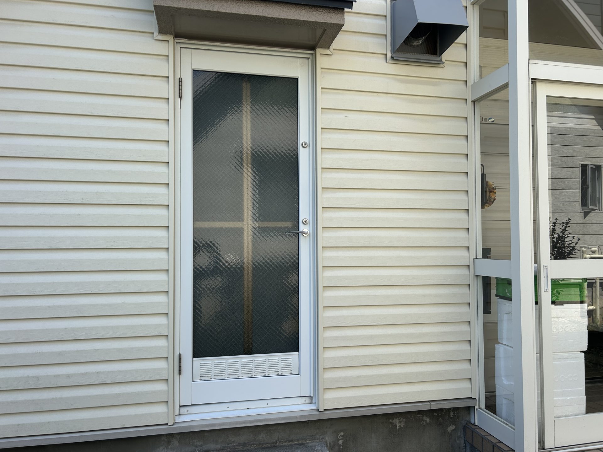 【長岡市】隙間風の気になる勝手口を一新！　YKKAPドアリモ勝手口ドア横格子の施工事例