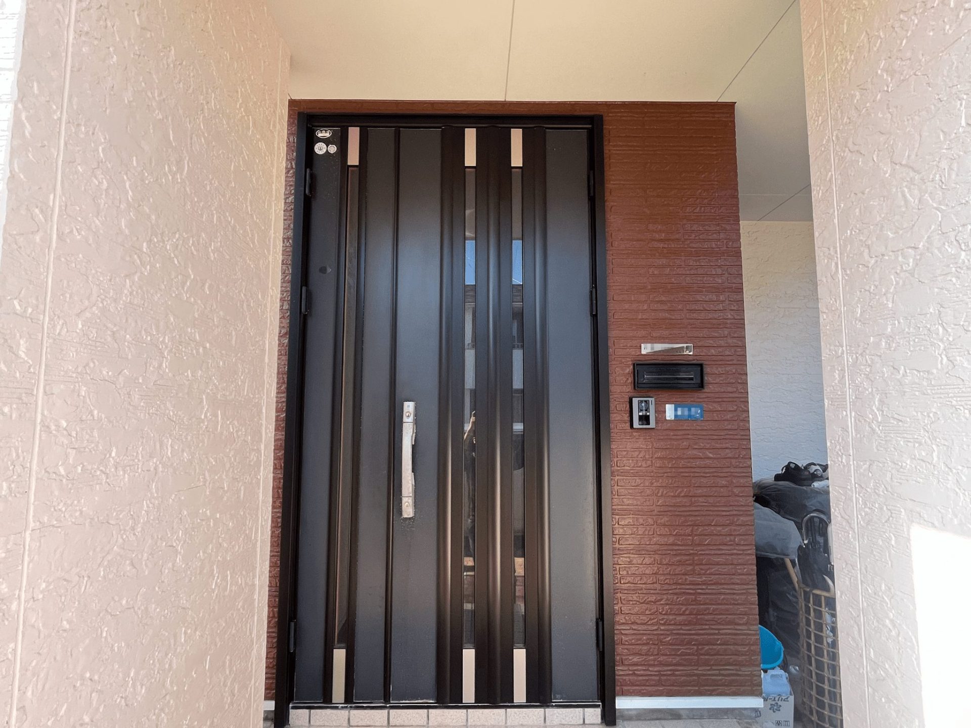 【新潟市】鍵を持たずに出入りできる!快適・安心な玄関へ YKKAPドアリモC08 の施工事例