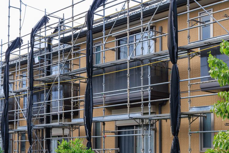 大規模修繕中のアパート