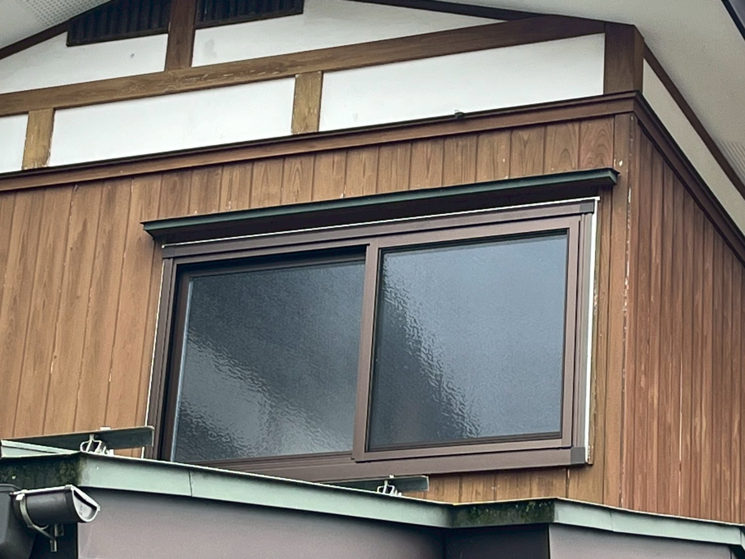 【長岡市】　壁を壊さず半日で交換可能な窓工事！　マドリモアルミ樹脂複合窓　の施工事例