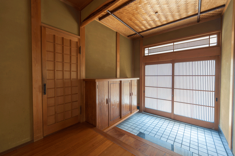 和風住宅の玄関土間のタタキに使われているタイル