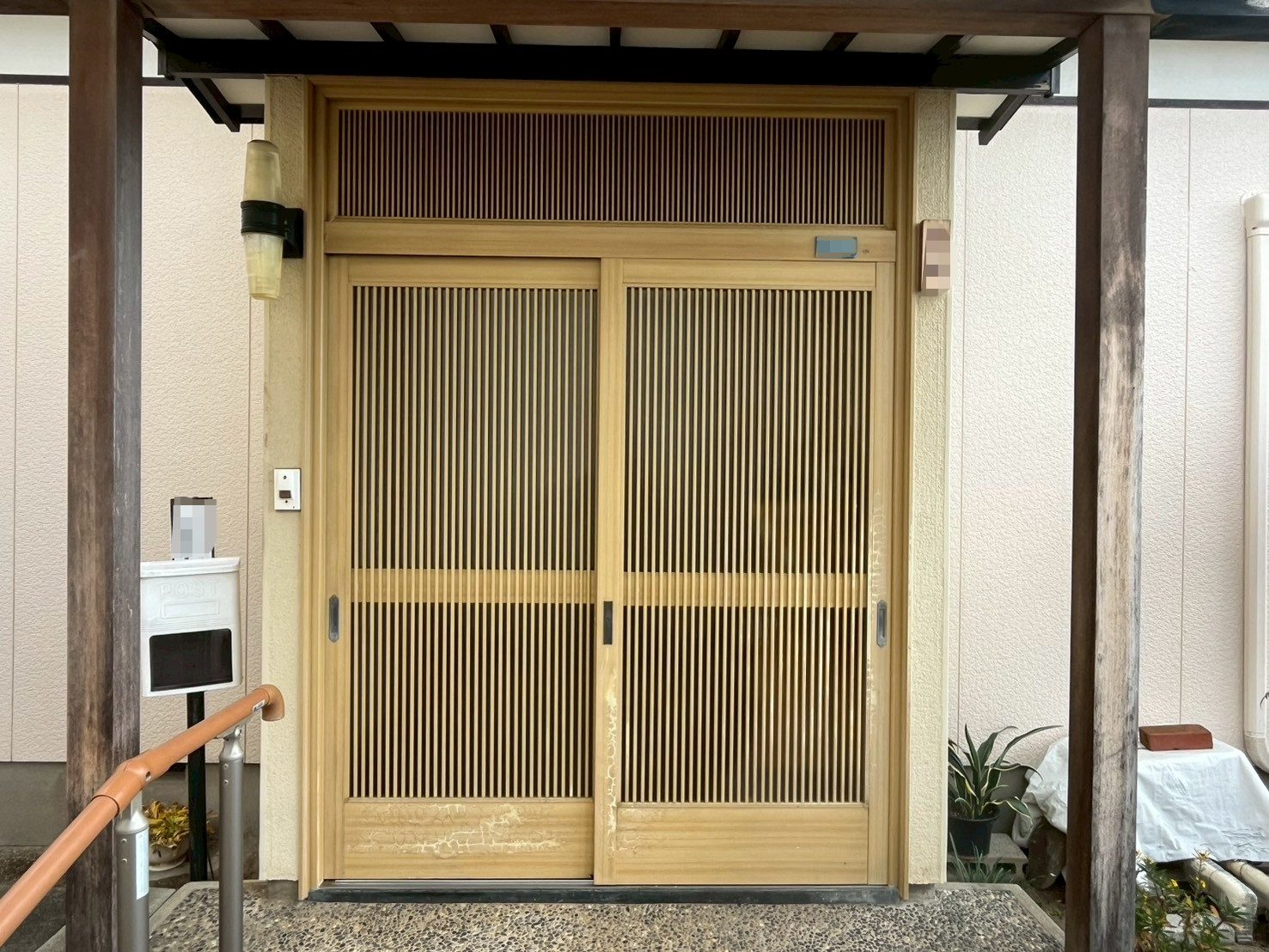 【新潟市】和風の玄関からブラウンの現代的引戸へ！　YKKAPドアリモ　C01の施工事例