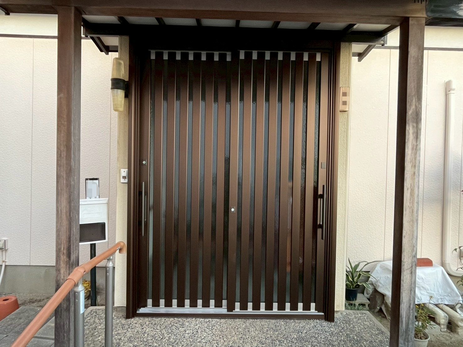 【新潟市】和風の玄関からブラウンの現代的引戸へ！　YKKAPドアリモ　C01の施工事例