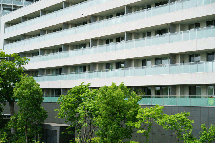 玄関ドアが並ぶ側からのマンション外観のイメージ