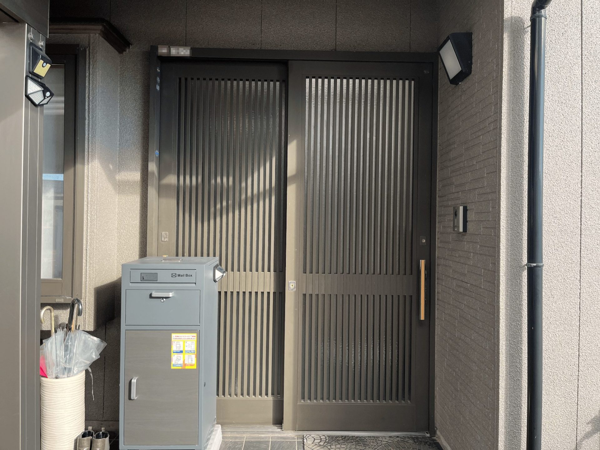 【阿賀野市】鍵がかかりにくい引戸を一新!毎日の出入りがスムーズな玄関へ YKKAPドアリモB04 の施工事例